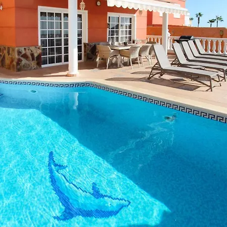 Villa Sleeps 8 With Pool And Wifi Chayofa