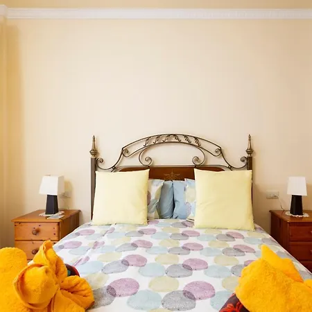 Villa Sleeps 8 With Pool And Wifi *